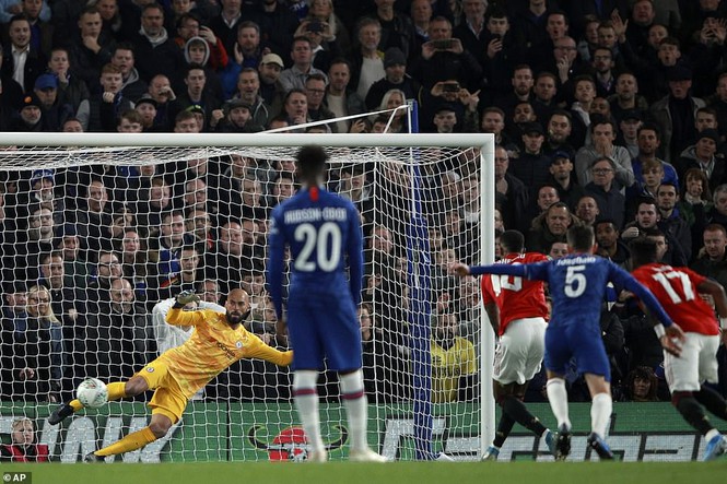 Rashford mở tỉ số từ chấm 11m.