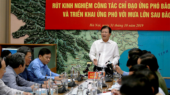 Ph&oacute; Thủ tướng Trịnh Đ&igrave;nh Dũng y&ecirc;u cầu c&aacute;c địa phương tập trung khắc phục hậu quả b&atilde;o, ứng ph&oacute; mưa lũ trong những ng&agrave;y tới. Ảnh B&aacute;o Thanh ni&ecirc;n