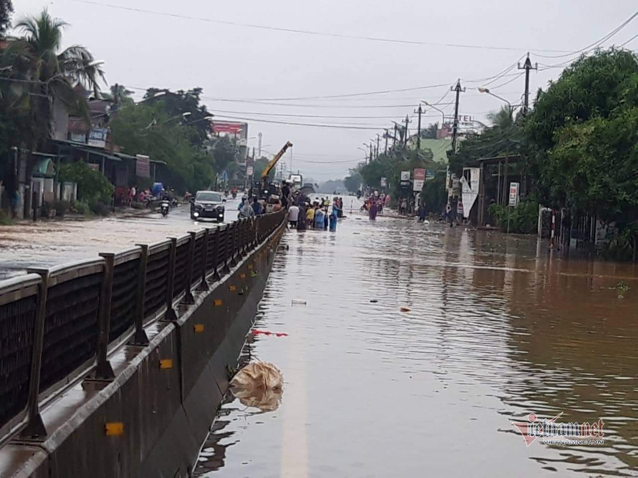 Nhiều tuyến đường tại TP Quy Nhơn bị ngập s&acirc;u. Ảnh Vietnamnet