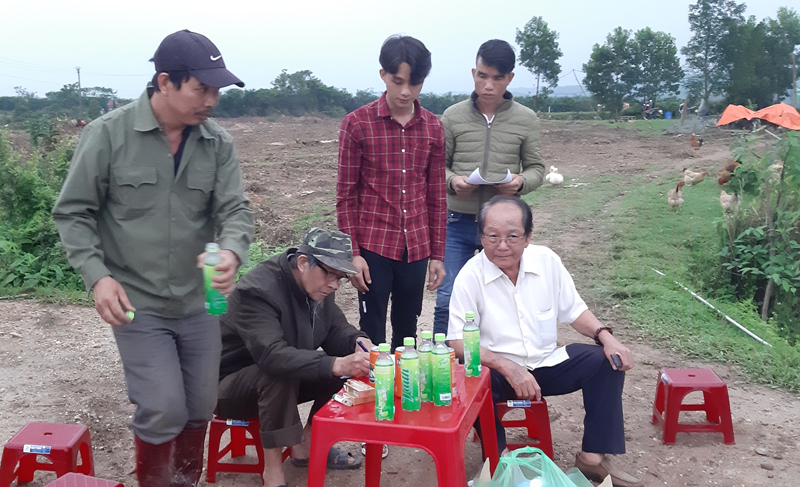 C&aacute;c hộ d&acirc;n x&atilde; Quảng Nghĩa đang tr&igrave;nh b&agrave;y với nh&agrave; b&aacute;o tại hiện trường, v&igrave; đất đai, nh&agrave; cửa đ&atilde; bị cưỡng chế hết.