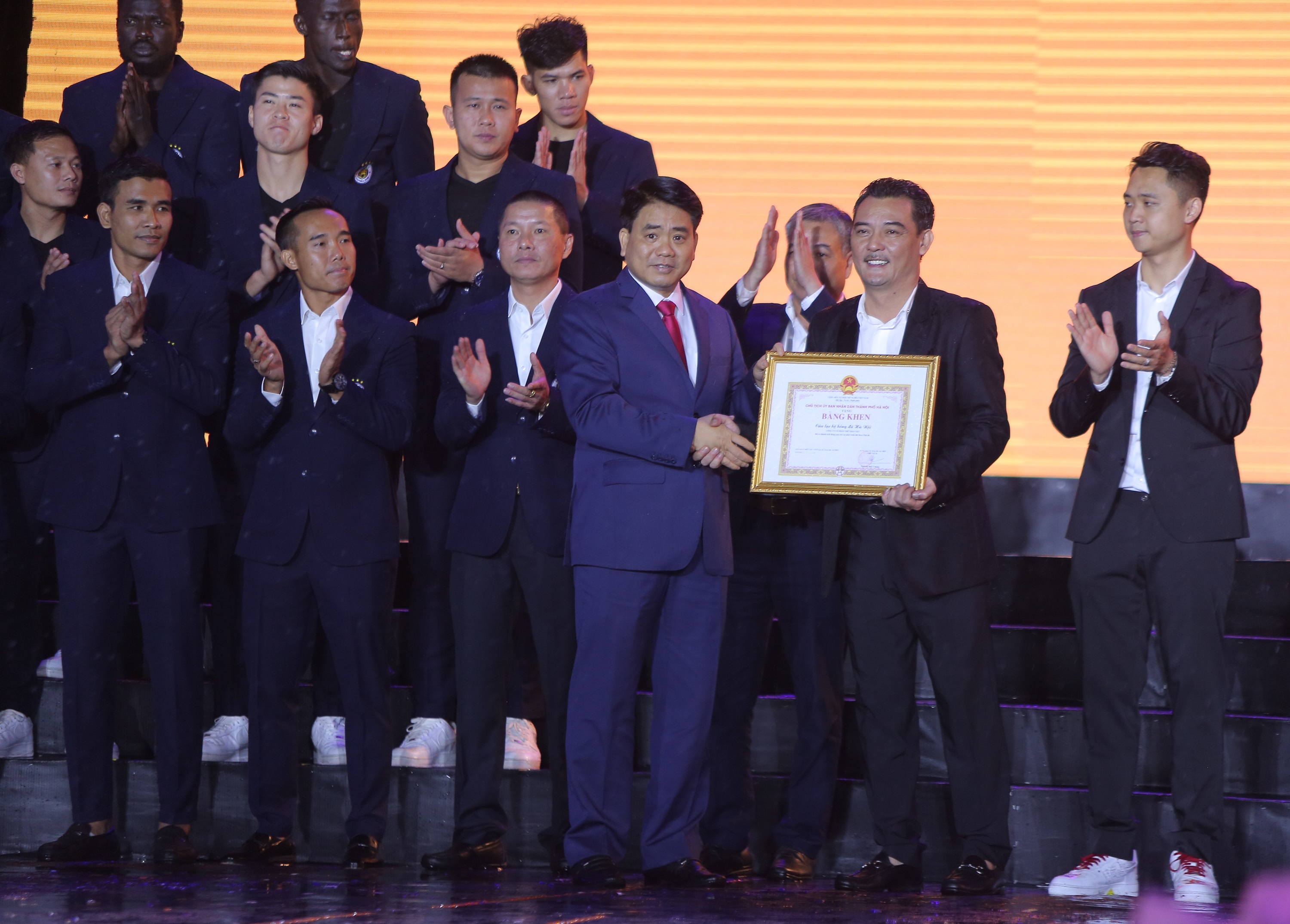 Chủ tịch UBND TP H&agrave; Nội Nguyễn Đức Chung trao bằng khen của Th&agrave;nh phố H&agrave; Nội cho l&atilde;nh đạo CLB b&oacute;ng đ&aacute; H&agrave; Nội