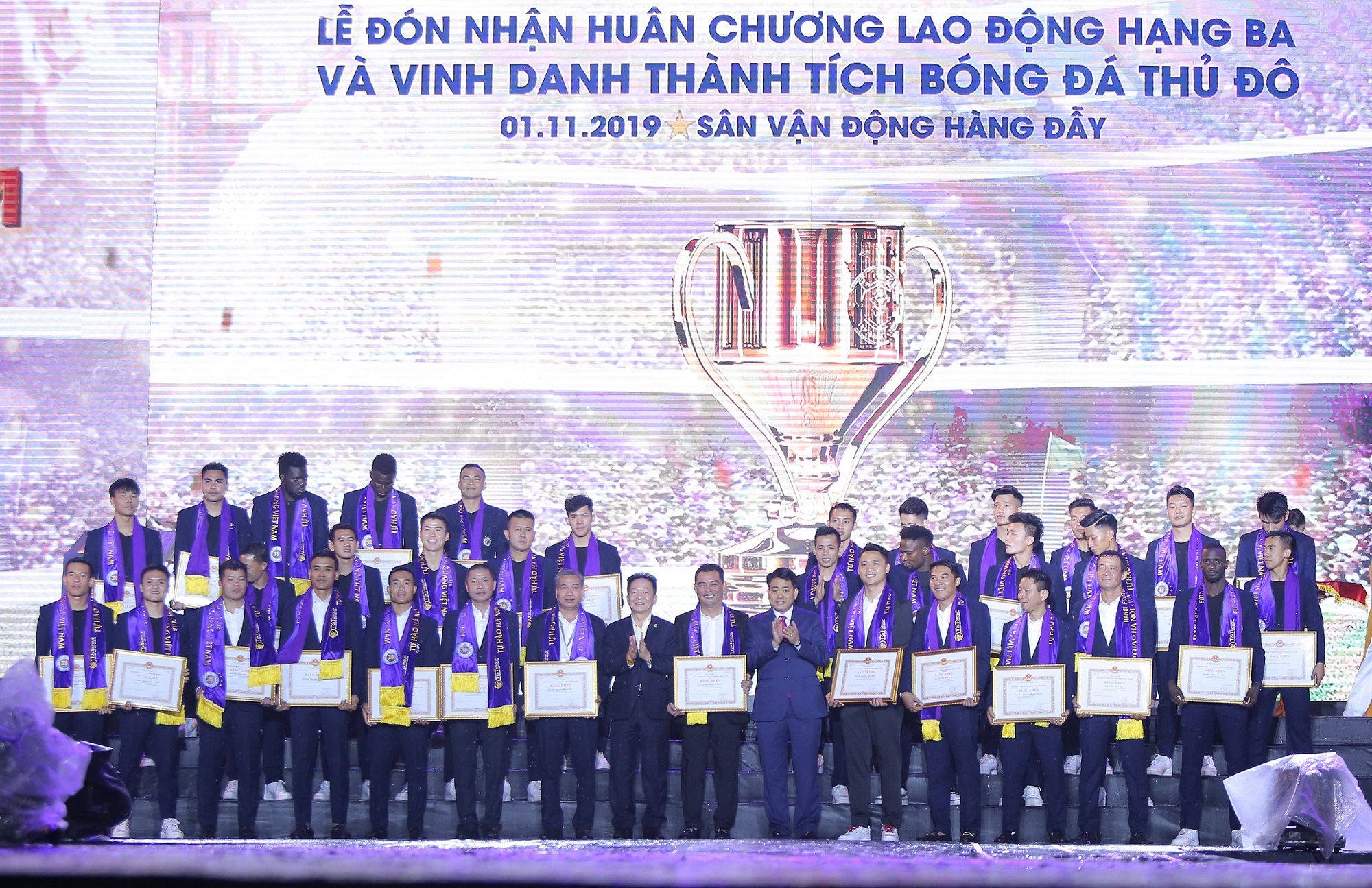 Tập thể Ban l&atilde;nh đạo, c&aacute;c cầu thủ CLB b&oacute;ng đ&aacute; H&agrave; Nội nhận bằng khen từ TP H&agrave; Nội