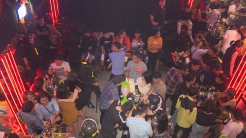 Kiểm tra hàng loạt quán Bar, phát hiện gần 100 thanh niên “chơi” ma tuý