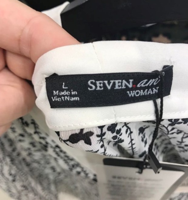 Tr&ecirc;n tem của sản phẩm thời trang Seven.Am ghi xuất xứ &ldquo;Made in Vietnam&rdquo;. (Ảnh: Quản l&yacute; thị trường)