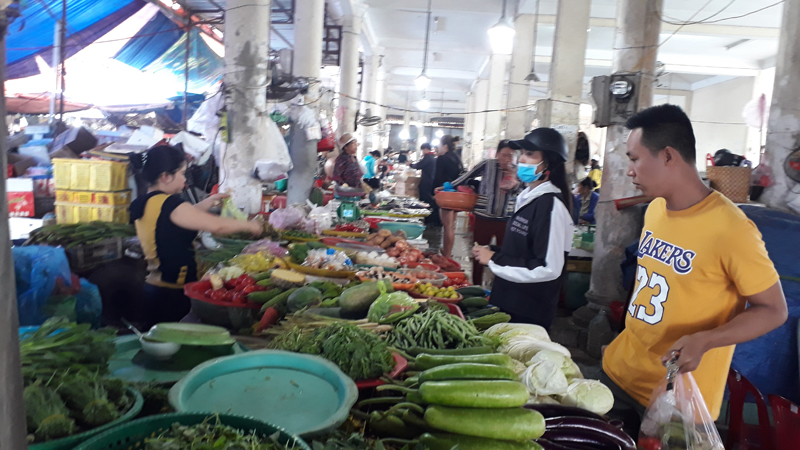 Tại chợ Ch&iacute; Thạnh gi&aacute; thực phẩm v&agrave; rau tăng mạnh trong b&atilde;o