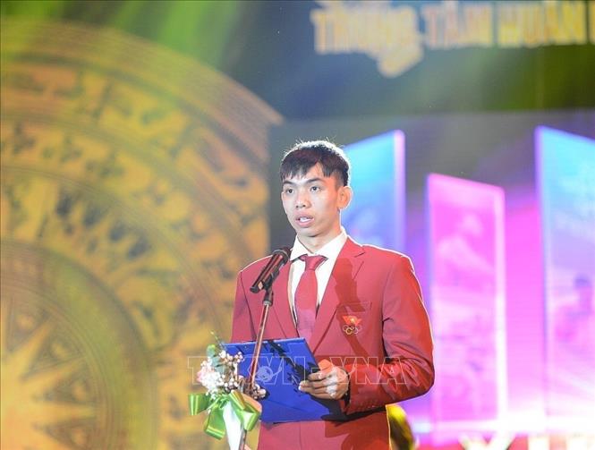 Vận động vi&ecirc;n bơi Nguyễn Huy Ho&agrave;ng, thay mặt c&aacute;c VĐV tham dự SEA Games 30 tuy&ecirc;n thệ trong Lễ xuất qu&acirc;n. Ảnh: Trọng Đạt/TTXVN