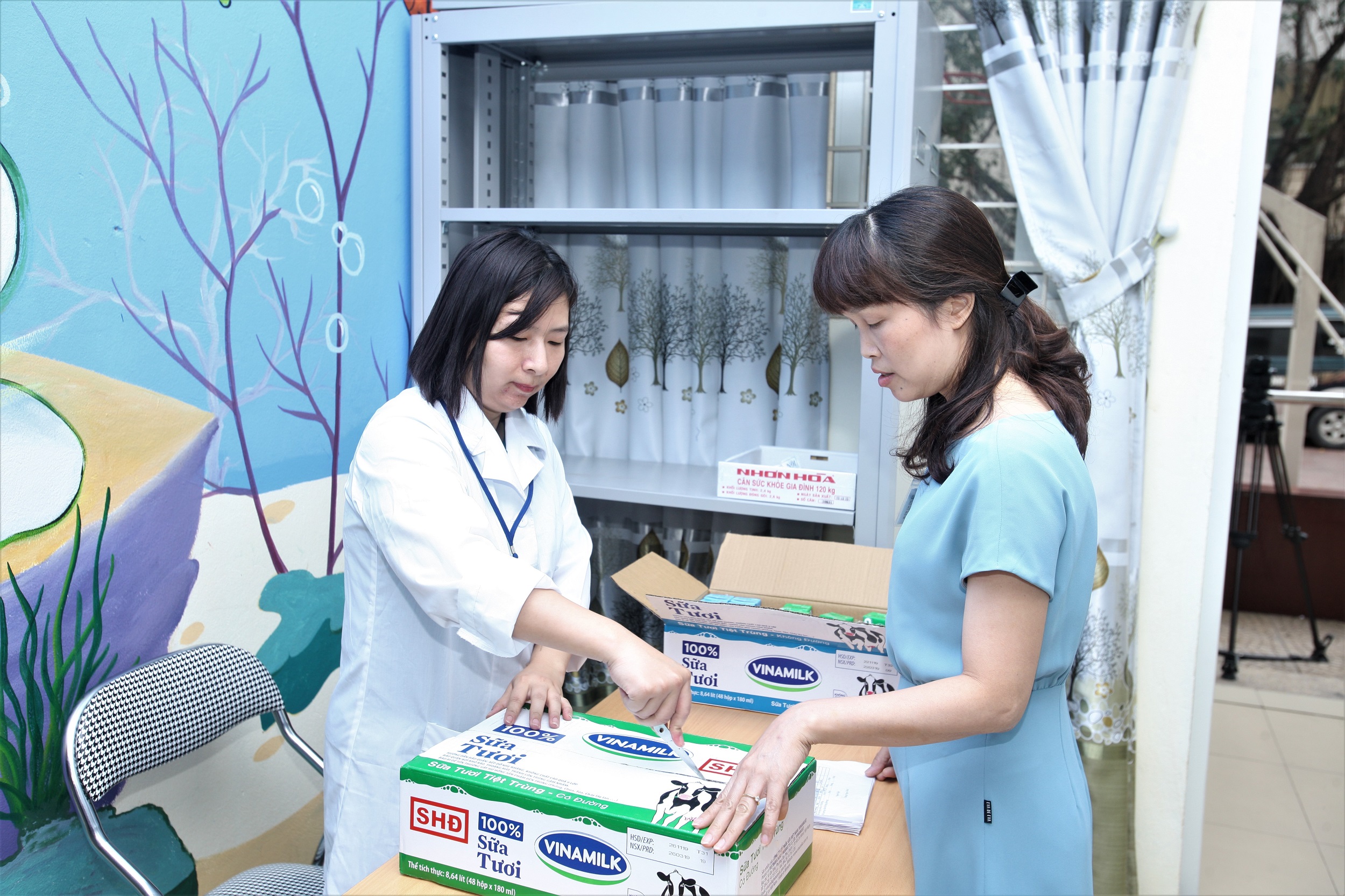 Sữa được gi&aacute;o vi&ecirc;n trực tiếp đứng lớp, c&aacute;n bộ y tế v&agrave; nh&acirc;n sự quản l&yacute; của nh&agrave; trường c&ugrave;ng kiểm tra kỹ về t&igrave;nh trạng bao b&igrave;, hạn sử dụng&hellip; cũng như c&aacute;c cảm quan cần thiết kh&aacute;c theo hướng dẫn của đơn vị cung cấp