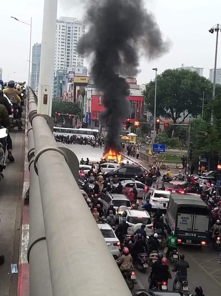 Vụ tai nạn xảy ra đầu buổi s&aacute;ng khiến giao th&ocirc;ng &ugrave;n tắc nghi&ecirc;m trọng.