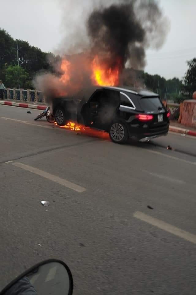 Hà Nội: Tai nạn kinh hoàng, xe sang cháy trơ khung