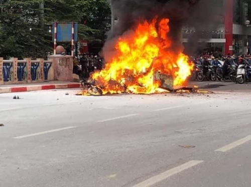 Hà Nội: Tai nạn kinh hoàng, xe sang cháy trơ khung