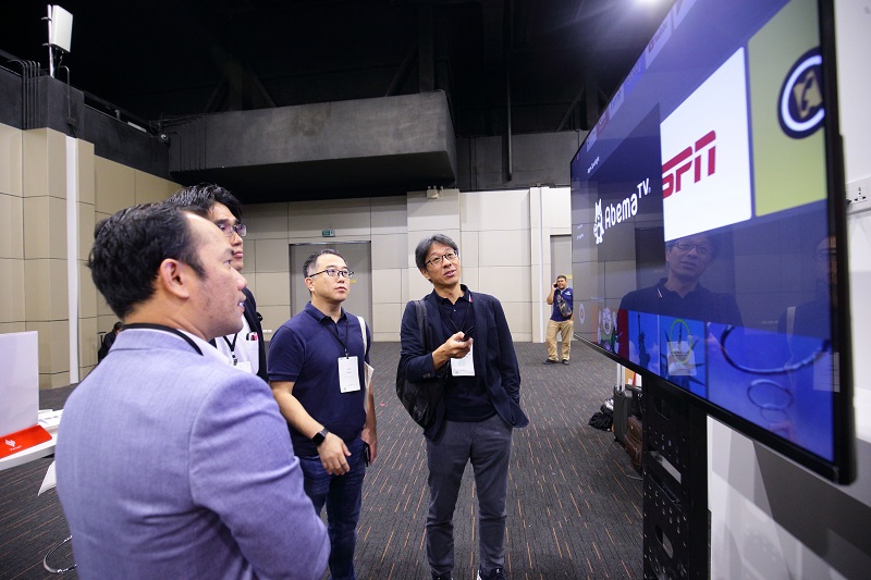 C&aacute;c đối t&aacute;c của Google trải nghiệm ti vi Vsmart tại sự kiện