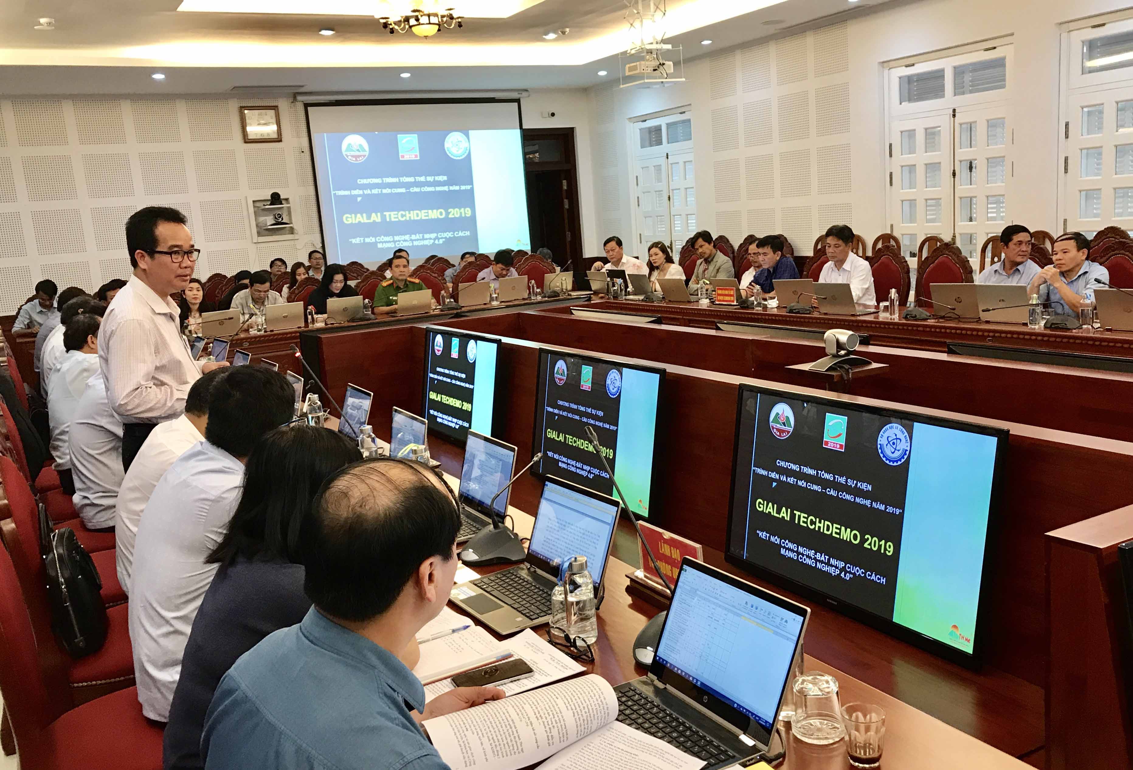 Lãnh đạo Sở KH-CN báo cáo công tác chuẩn bị cho sự kiện TECHDEMO 2019.