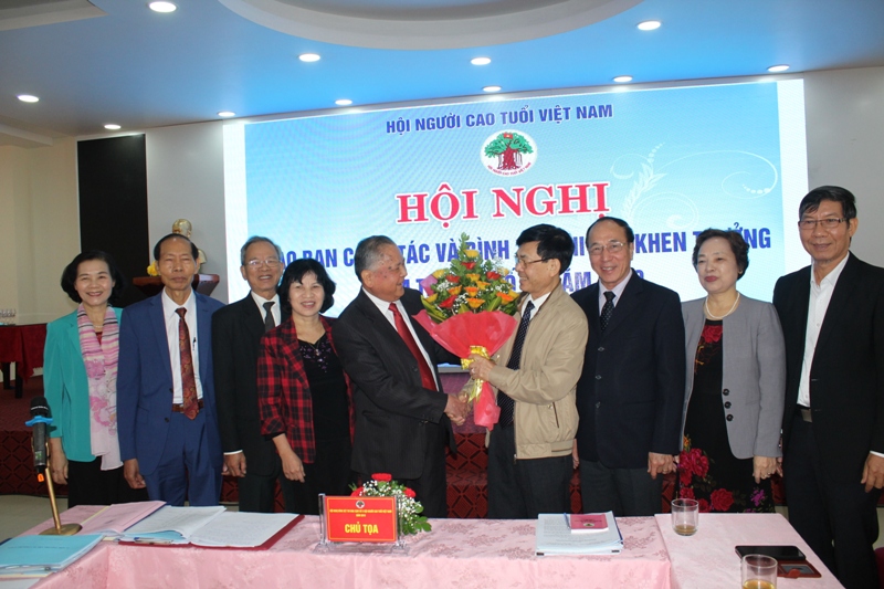 B&agrave;n giao Cụm trưởng Cụm Thi đua số III năm 2020 cho Ban Đại diện Hội NCT TP Hải Ph&ograve;ng