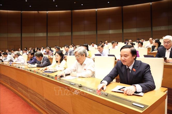 C&aacute;c đại biểu biểu quyết th&ocirc;ng qua Luật Tổ chức Ch&iacute;nh phủ v&agrave; Luật Tổ chức ch&iacute;nh quyền địa phương. Ảnh: Dương Giang /TTXVN