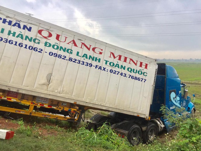 Quảng Ng&atilde;i: Tai nạn thảm khốc, 13 người thương vong - ảnh 2