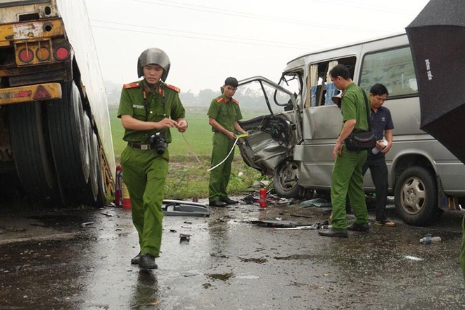 Quảng Ng&atilde;i: Tai nạn thảm khốc, 13 người thương vong - ảnh 4