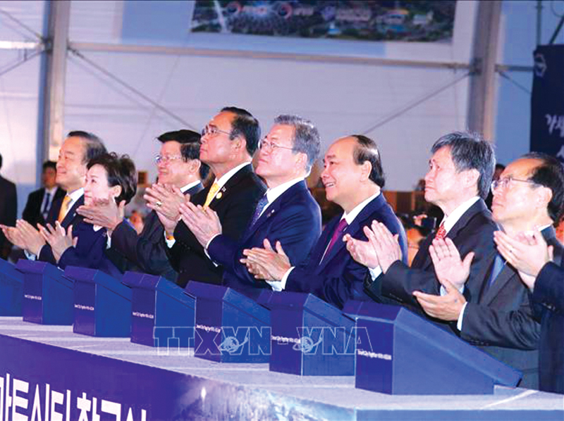 Tổng thư k&yacute; ASEAN Lim Jock Hoi, Thủ tướng Ch&iacute;nh phủ Nguyễn Xu&acirc;n Ph&uacute;c, Tổng thống H&agrave;n Quốc Moon Jae-in, Thủ tướng Th&aacute;i Lan Prayut Chan-o-cha, Thủ tướng L&agrave;o Thongloun Sisoulith v&agrave; c&aacute;c đại biểu thực hiện nghi thức động thổ Th&agrave;nh phố Th&ocirc;ng minh Busan Eco-Delta, 24/11/2019 tại H&agrave;n Quốc.  Ảnh: TTXVN