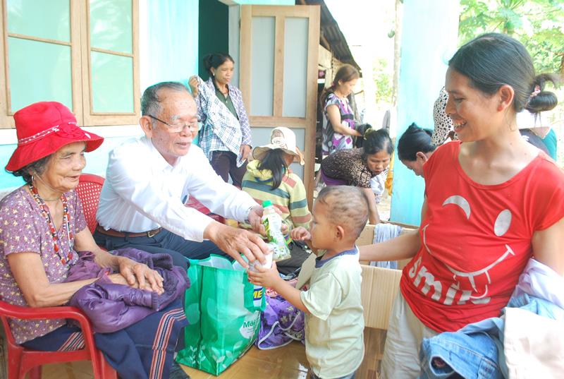 &Ocirc;ng L&ecirc; Duy Anh tặng qu&agrave; cho b&agrave; con d&acirc;n tộc Cơ Tu tại th&ocirc;n Ph&uacute; T&uacute;c, x&atilde; H&ograve;a Ph&uacute;, huyện H&ograve;a Vang, TP Đ&agrave; Nẵng.