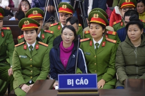 Mẹ nạn nhân trong vụ án thiếu nữ giao gà sáng nay hầu tòa