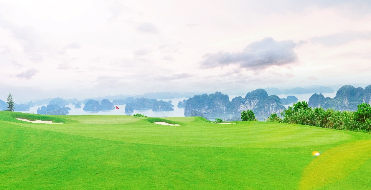 Từ s&acirc;n golf FLC Hạ Long c&oacute; thể ph&oacute;ng mắt ngắm trọn cảnh sắc tuyệt đẹp của Vịnh Hạ Long