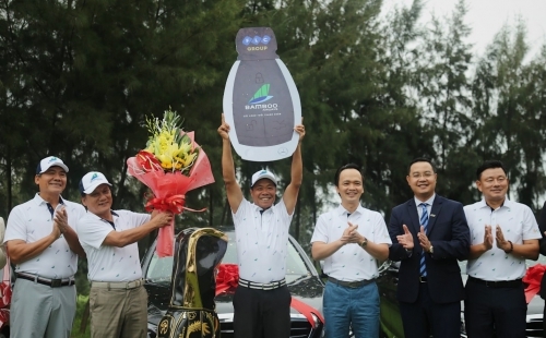 Chủ tịch Tập đoàn FLC – ông Trịnh Văn Quyết trao giải thưởng HIO 10 tỷ đồng cho golfer Trần Huy Cương