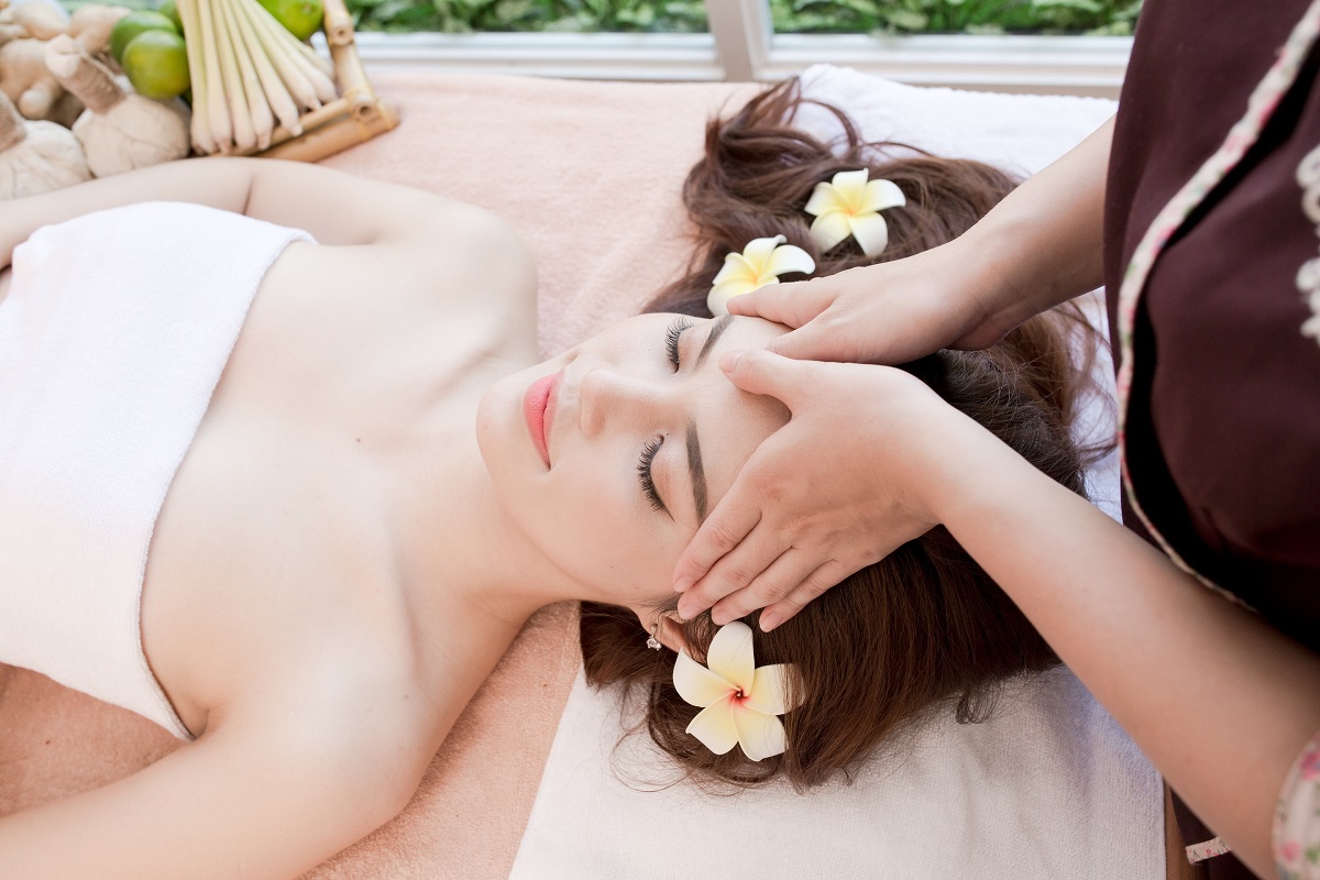 Trong khi đ&oacute;, ba mẹ c&oacute; thể an t&acirc;m t&igrave;m những ph&uacute;t gi&acirc;y ri&ecirc;ng cho m&igrave;nh tại c&aacute;c tiện &iacute;ch kh&aacute;c của kh&aacute;ch sạn. Khu spa với đội ngũ kỹ thuật vi&ecirc;n nhiều kinh nghiệm v&agrave; c&aacute;c phương ph&aacute;p chăm s&oacute;c sức khỏe, l&agrave;m đẹp hiệu quả sẽ gi&uacute;p du kh&aacute;ch c&oacute; được một thể trạng v&agrave; tinh thần tốt nhất sau kỳ nghỉ.
