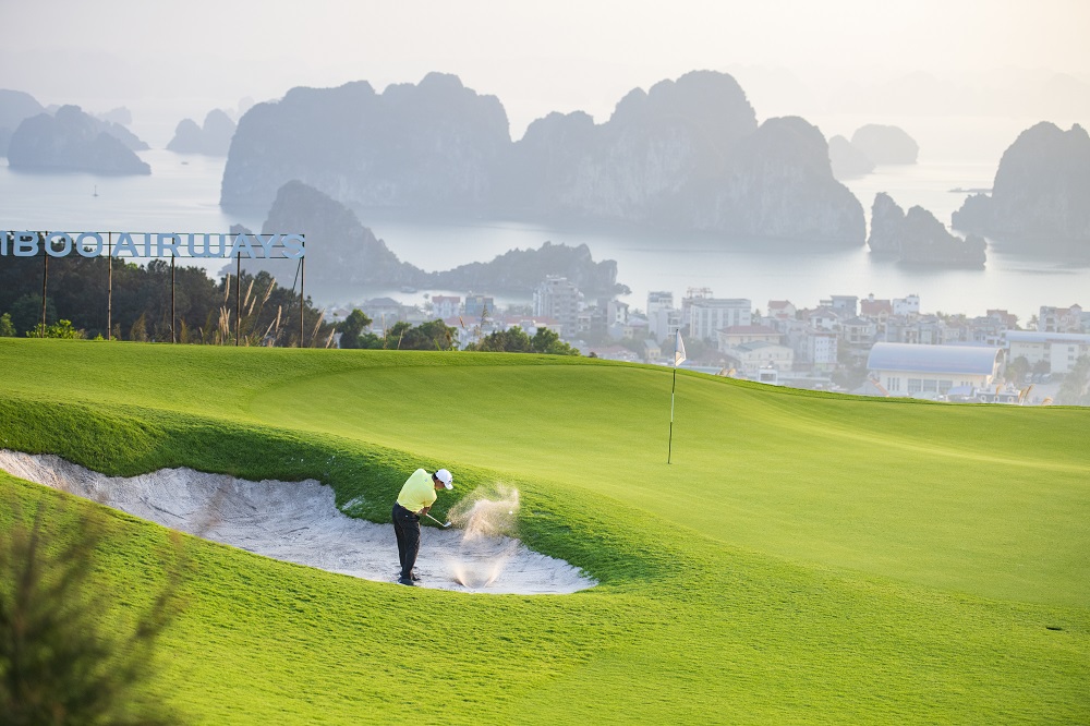 S&acirc;n golf 18 hố ti&ecirc;u chuẩn quốc tế FLC Hạ Long Golf Club c&oacute; vị tr&iacute; đắc địa v&agrave; địa h&igrave;nh đặc biệt uốn lượn tr&ecirc;n triền đồi v&agrave; tầm nh&igrave;n ngoạn mục &ocirc;m trọn Vịnh Hạ Long l&agrave; trải nghiệm tuyệt mời cho những người say m&ecirc; bộ m&ocirc;n qu&yacute; tộc.