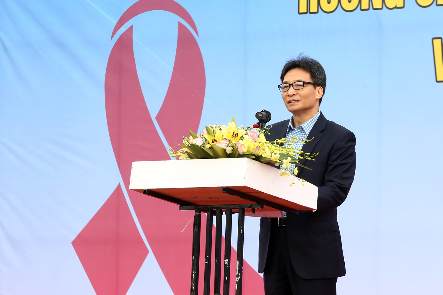 Ph&oacute; Thủ tướng Vũ Đức Đam n&ecirc;u r&otilde;: Việt Nam đang ở chặng cuối c&ugrave;ng để c&ugrave;ng với thế giới chấm dứt đại dịch HIV/AIDS v&agrave;o năm 2030. Điều đ&oacute; đ&ograve;i hỏi nỗ lực nhiều hơn nữa. Hiện mỗi ng&agrave;y c&oacute; khoảng 5.000 người nhiễm HIV mới, c&ograve;n ở Việt Nam mỗi năm c&oacute; khoảng 10.000 người nhiễm mới, chưa kể vẫn c&oacute; khoảng 50.000 người nhiễm HIV chưa biết ch&iacute;nh x&aacute;c bệnh tật của m&igrave;nh, chưa được điều trị một c&aacute;ch quy củ bởi hệ thống y tế. V&igrave; vậy, nếu lơi l&agrave;, đại dịch HIV/AIDS sẽ b&ugrave;ng ph&aacute;t trở lại. Ph&oacute; Thủ tướng cũng nhấn mạnh phải tiếp tục ngăn chặn những nguy&ecirc;n nh&acirc;n trực tiếp, gi&aacute;n tiếp dẫn đến l&acirc;y nhiễm HIV như ma tu&yacute; (đặc biệt l&agrave; ma tu&yacute; tổng hợp), mại d&acirc;m, t&igrave;nh dục kh&ocirc;ng an to&agrave;n&hellip; B&ecirc;n cạnh đ&oacute;, cần c&oacute; c&aacute;c biện ph&aacute;p để tất cả mọi người chủ động ph&ograve;ng ngừa sự l&acirc;y nhiễm. Trước thực tế mới c&oacute; 2/3 số người nhiễm HIV được điều trị thuốc ARV, Ph&oacute; Thủ tướng Vũ Đức Đam y&ecirc;u cầu đến năm 2020 phải n&acirc;ng tỷ lệ n&agrave;y l&ecirc;n 90%. Vấn đề đặt ra kh&ocirc;ng phải l&agrave; kinh ph&iacute;, m&agrave; l&agrave;m sao để những người nhiễm HIV sớm biết t&igrave;nh trạng của m&igrave;nh, được điều trị kịp thời. Do vậy, c&aacute;c cơ quan chuy&ecirc;n m&ocirc;n, ng&agrave;nh y tế cần c&oacute; biện ph&aacute;p tuy&ecirc;n truyền, vận động, tiếp cận bảo đảm quyền ri&ecirc;ng tư v&agrave; thuận lợi nhất cho những người bị bệnh. Nh&acirc;n dịp n&agrave;y, Ph&oacute; Thủ tướng gửi lời c&aacute;m ơn đến c&aacute;c cấp, c&aacute;c ng&agrave;nh, c&aacute;c tổ chức x&atilde; hội, c&aacute;c cơ quan truyền th&ocirc;ng, người d&acirc;n đ&atilde; hưởng ứng c&aacute;c hoạt động ph&ograve;ng, chống HIV với nỗ lực, ki&ecirc;n tr&igrave; qua nhiều năm. C&ugrave;ng với đ&oacute; l&agrave; sự hỗ trợ của c&aacute;c tổ chức quốc tế, c&aacute;c ch&iacute;nh phủ d&agrave;nh cho Việt Nam trong c&ocirc;ng t&aacute;c ph&ograve;ng, chống HIV/AIDS. &ldquo;Bằng h&agrave;nh động, Việt Nam sẽ thực hiện tốt cam kết với c&aacute;c tổ chức của Li&ecirc;n Hợp Quốc, l&agrave; một trong những quốc gia đi đầu trong kết th&uacute;c đại dịch HIV/AIDS&rdquo;, Ph&oacute; Thủ tướng tin tưởng.