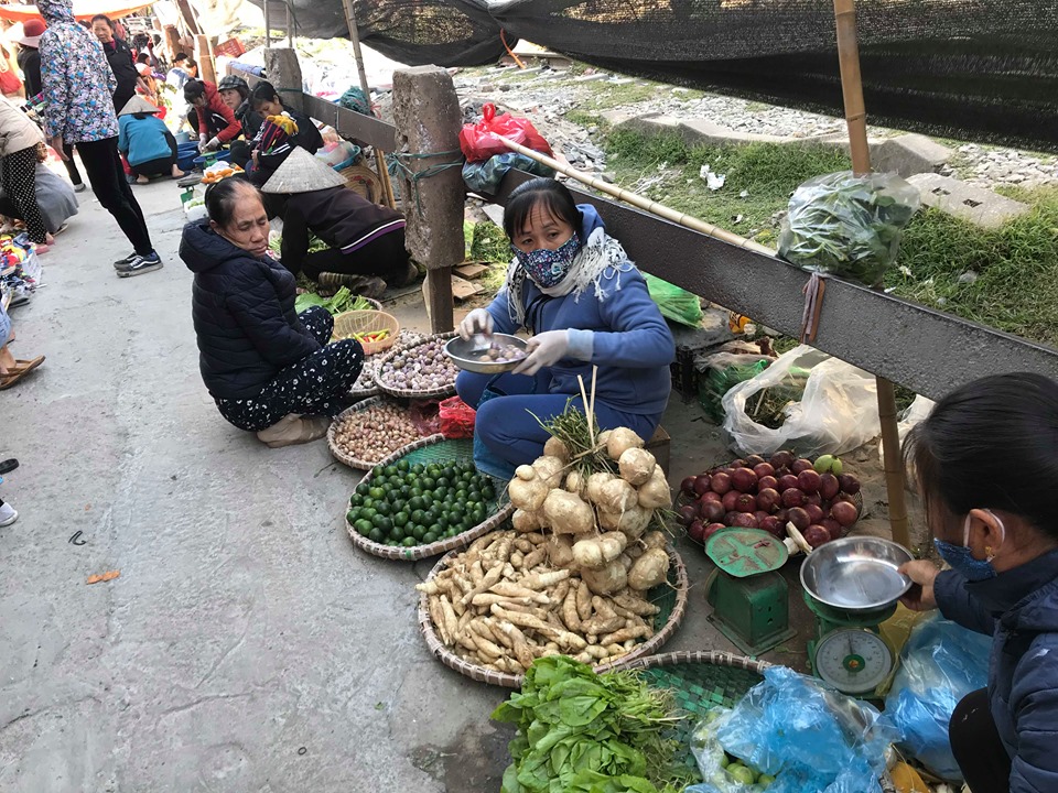 Người mua, kẻ b&aacute;n v&agrave; xe m&aacute;y, h&agrave;ng h&oacute;a&hellip; được v&ocirc; tư b&agrave;y ngổn ngang hai b&ecirc;n đường sắt bất chấp xe lửa c&oacute; thể lao đến bất cứ l&uacute;c n&agrave;o.