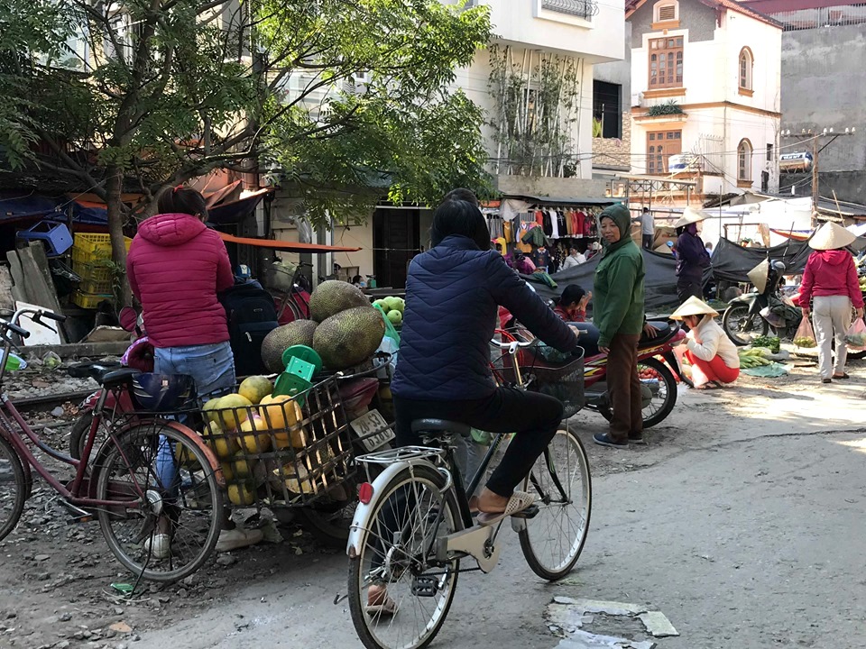 “Chợ cóc” họp tự phát bên đường tàu bất chấp nguy hiểm