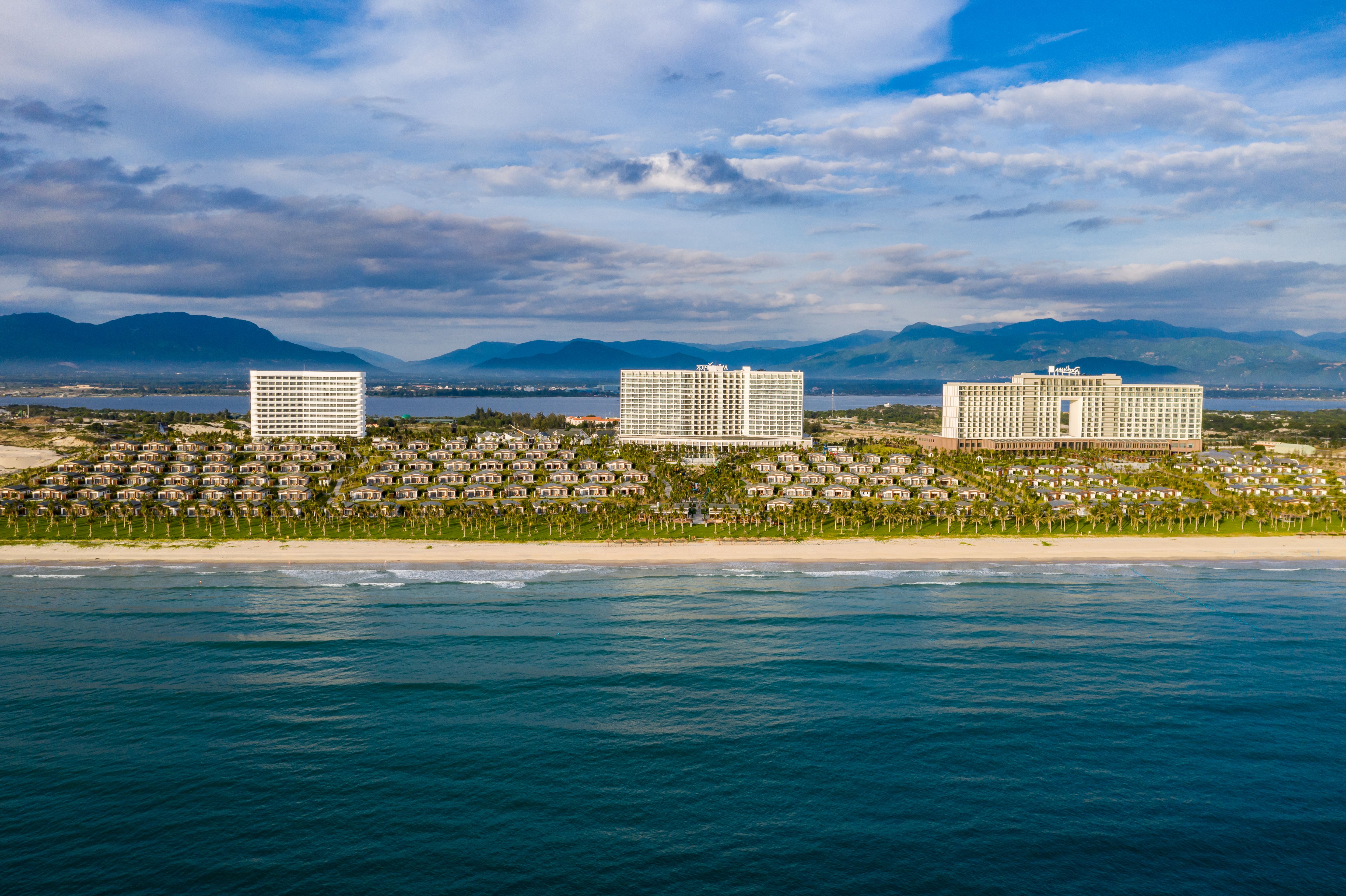 To&agrave;n cảnh khu nghỉ dưỡng Movenpick Resort Cam Ranh