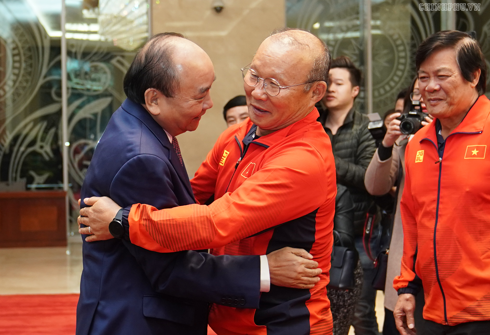 Thủ tướng Nguyễn Xu&acirc;n Ph&uacute;c đ&oacute;n Huấn luyện vi&ecirc;n trưởng Đội tuyển b&oacute;ng đ&aacute; nam U22 Park Hang-seo. Ảnh: VGP/Quang Hiếu