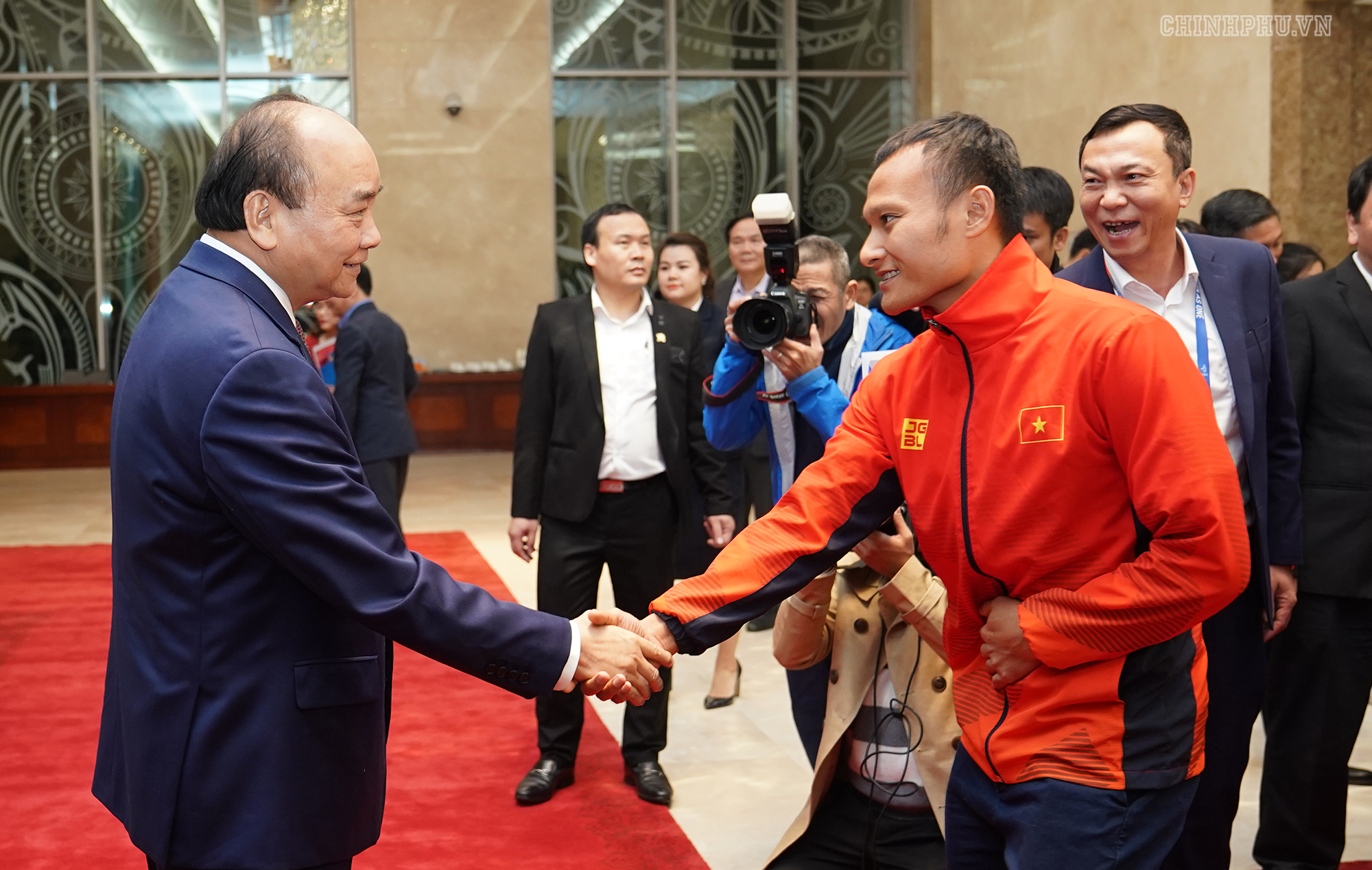 Thủ tướng Nguyễn Xu&acirc;n Ph&uacute;c đ&oacute;n c&aacute;c cầu thủ trong Đội tuyển b&oacute;ng đ&aacute; nam U22. Ảnh: VGP/Quang Hiếu