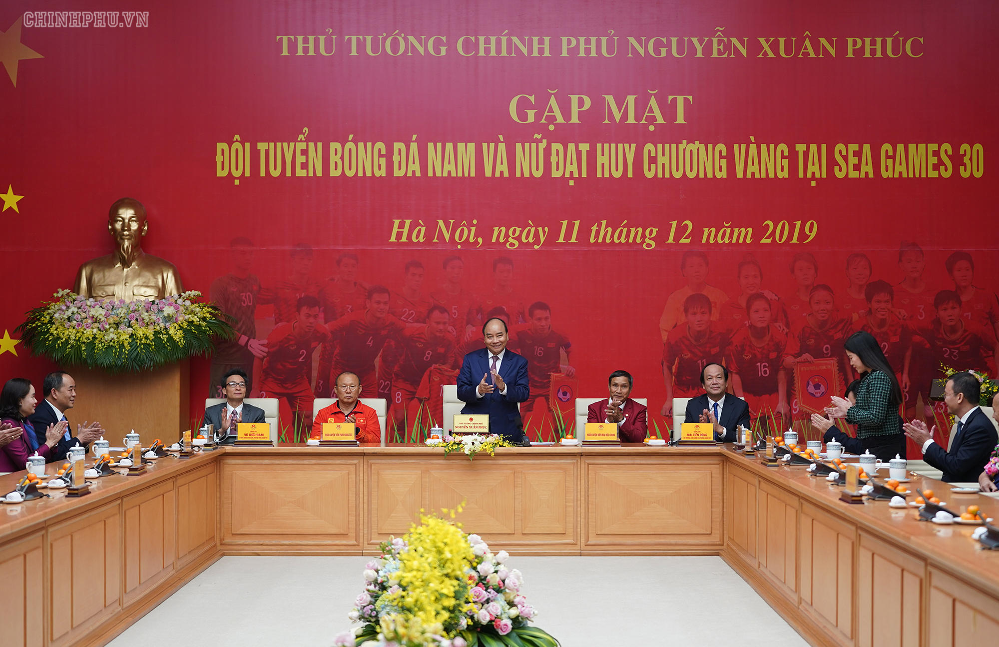 Thủ tướng Nguyễn Xu&acirc;n Ph&uacute;c đ&oacute;n đội tuyển b&oacute;ng đ&aacute; nam v&agrave; nữ đạt Huy chương V&agrave;ng tại SEA Games 30. Ảnh: VGP/Quang Hiếu