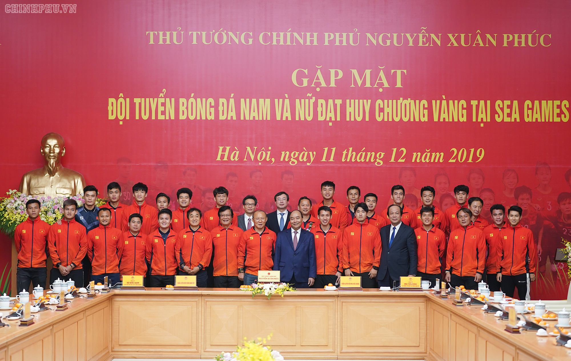 Thủ tướng Nguyễn Xu&acirc;n Ph&uacute;c, Ph&oacute; Thủ tướng Vũ Đức Đam, Bộ trưởng, Chủ nhiệm VPCP Mai Tiến Dũng chụp ảnh lưu niệm c&ugrave;ng Đội tuyển b&oacute;ng đ&aacute; nam U22. Ảnh: VGP/Quang Hiếu