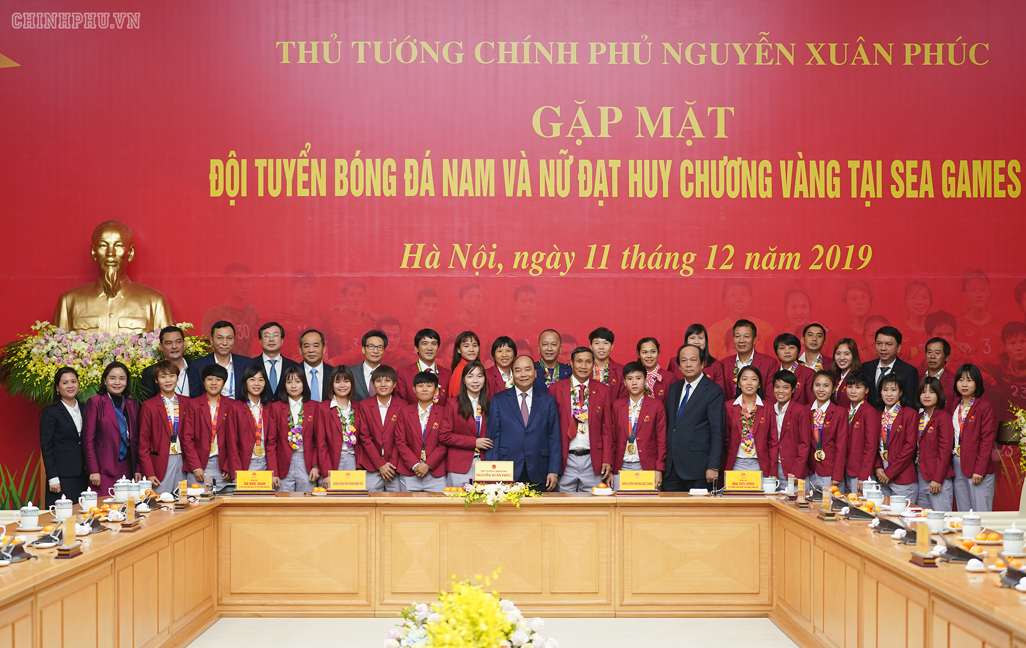 Thủ tướng Nguyễn Xu&acirc;n Ph&uacute;c chụp ảnh c&ugrave;ng Đội tuyển b&oacute;ng đ&aacute; nữ. Ảnh: VGP/Quang Hiếu