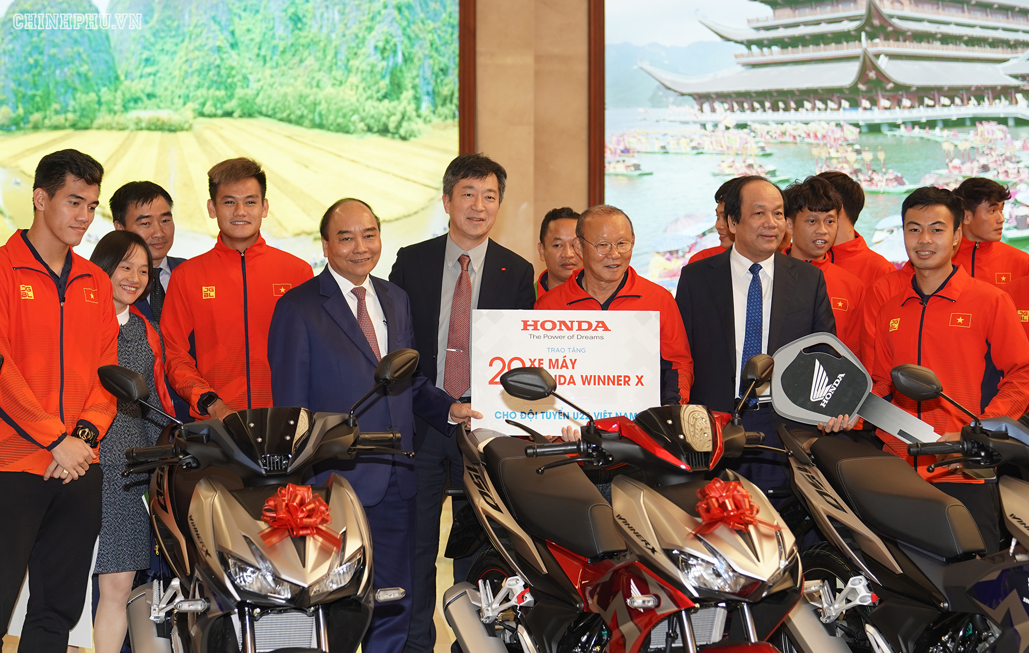 Thủ tướng Nguyễn Xu&acirc;n Ph&uacute;c chứng kiến lễ trao tặng xe Honda cho c&aacute;c cầu thủ Đội tuyển b&oacute;ng đ&aacute; nam. Ảnh: VGP/Quang Hiếu