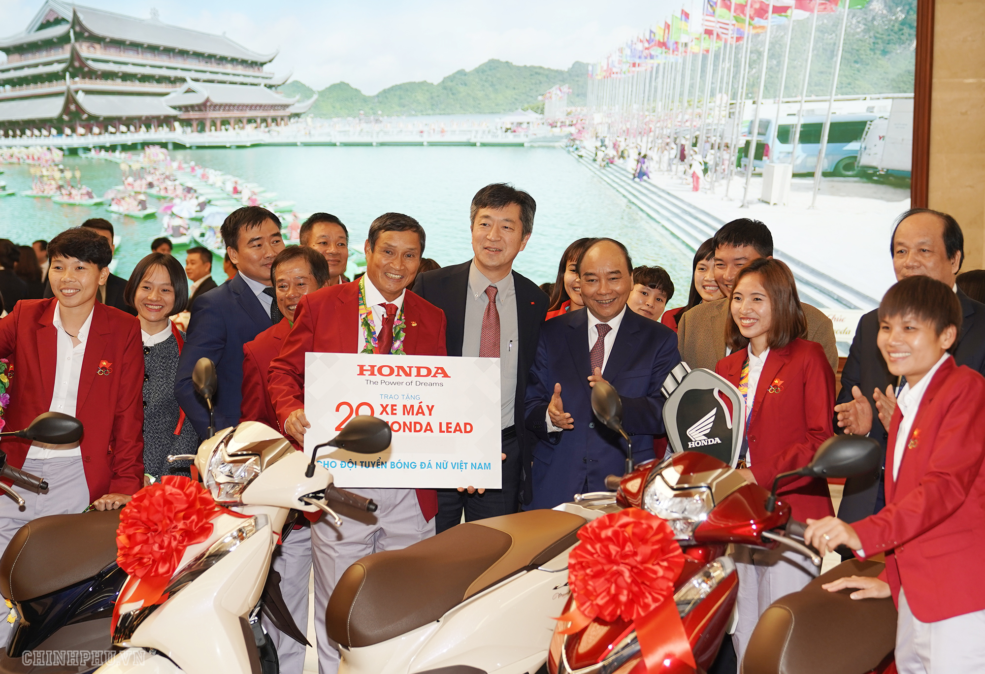 Thủ tướng Nguyễn Xu&acirc;n Ph&uacute;c chứng kiến lễ trao tặng xe Honda cho c&aacute;c cầu thủ Đội tuyển b&oacute;ng đ&aacute; nữ. Ảnh: VGP/Quang Hiếu
