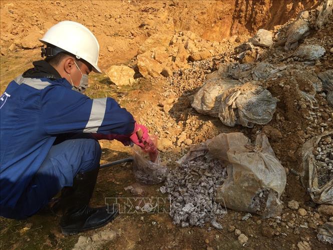 Viện Khoa học v&agrave; C&ocirc;ng nghệ M&ocirc;i trường lấy mẫu để ph&acirc;n t&iacute;ch th&agrave;nh phần c&oacute; trong chất thải bị đổ trộm tại th&ocirc;n Lai Sơn, x&atilde; Bắc Sơn (S&oacute;c Sơn, H&agrave; Nội).