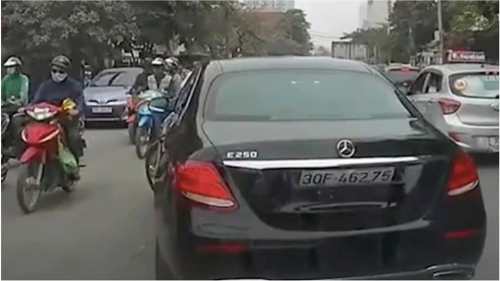 Xe Mercedes E250 ‘tàng hình’ biển số bị xử phạt như thế nào?