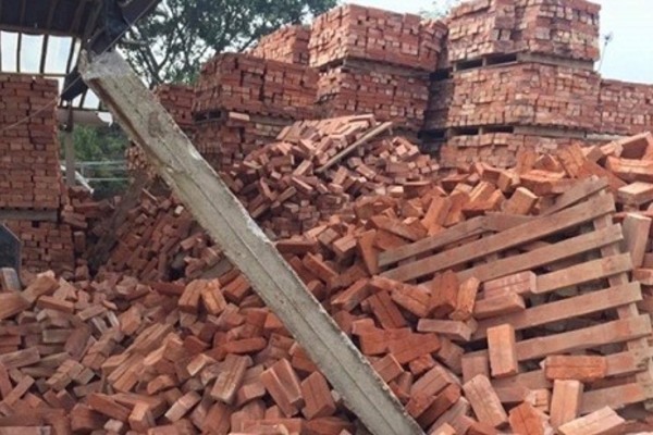 Khối gạch cao 5m đổ đ&egrave; chết 3 c&ocirc;ng nh&acirc;n ở Bắc Giang
