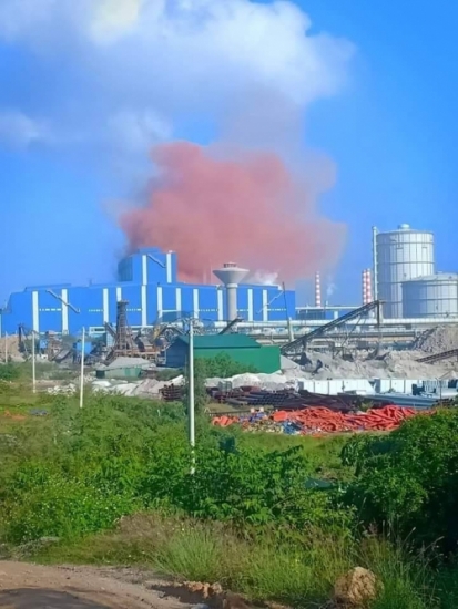 Xuất hiện khói bụi màu hồng bất thường tại Nhà máy Thép Hòa Phát Dung Quất