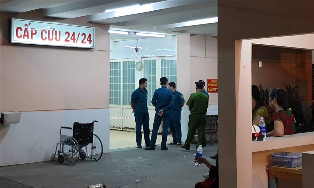 Lực lượng chức năng đang l&agrave;m r&otilde; vụ người đ&agrave;n &ocirc;ng d&ugrave;ng s&uacute;ng tự s&aacute;t tại bệnh viện Trưng Vương.