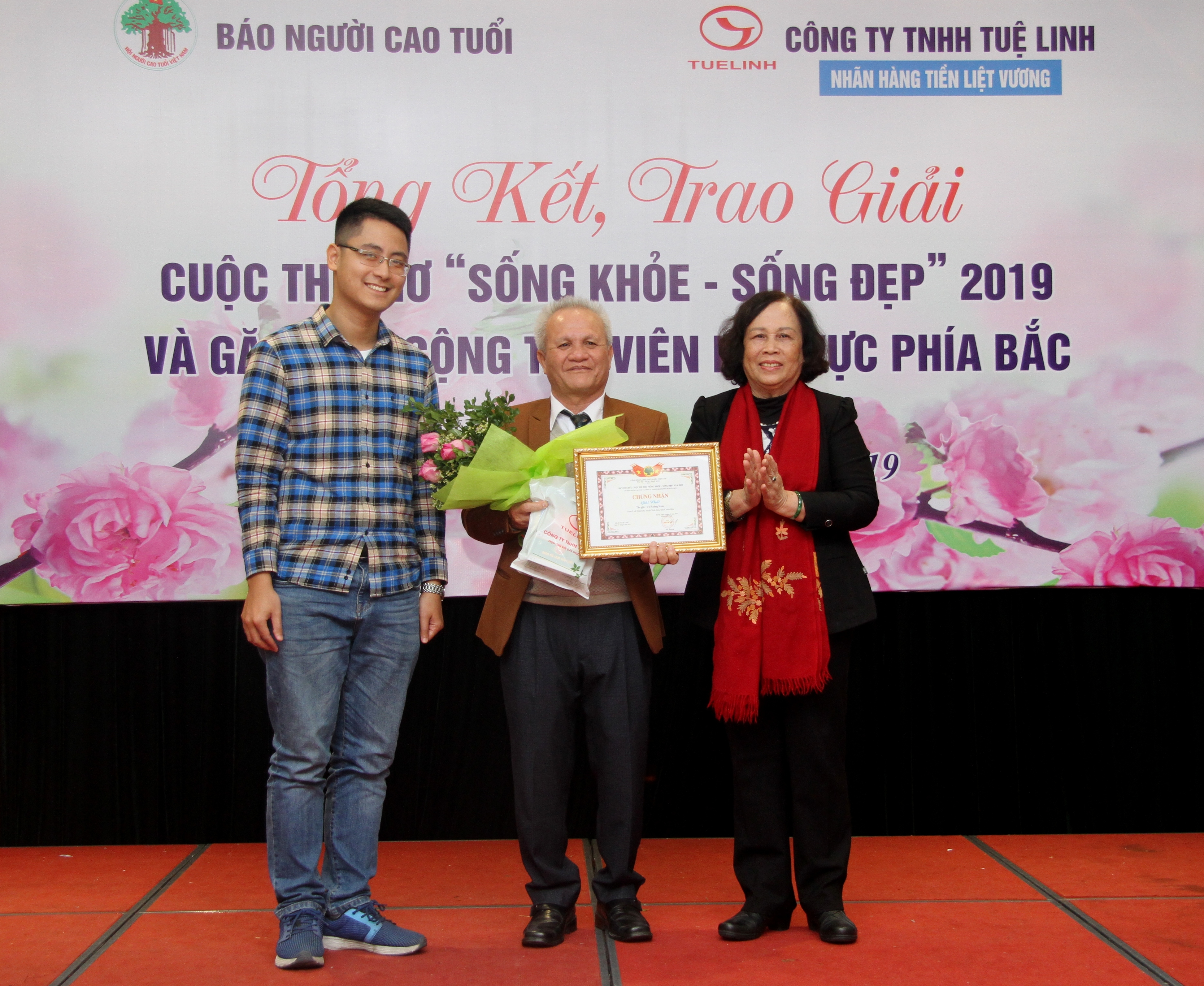 Chủ tịch Phạm Thị Hải Chuyền trao thưởng cho c&aacute;c t&aacute;c giả đoạt giải