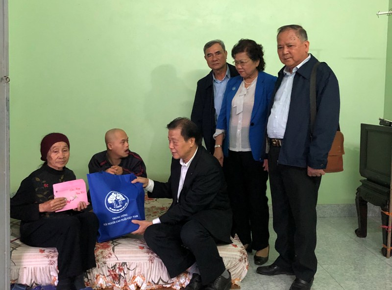 Ph&oacute; Chủ tịch Thường trực Đ&agrave;m Hữu Đắc đ&atilde; thăm, tặng qu&agrave; NCT c&ocirc; đơn, c&oacute; ho&agrave;n cảnh kh&oacute; khăn