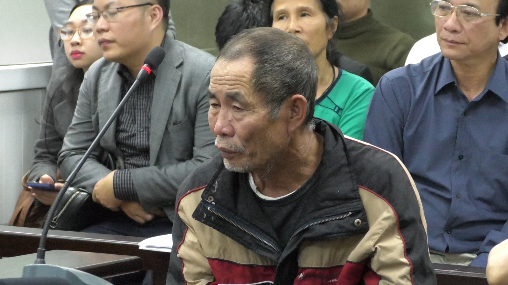 &Ocirc;ng Đỗ Văn H&agrave; (65) tuổi trong phi&ecirc;n t&ograve;a