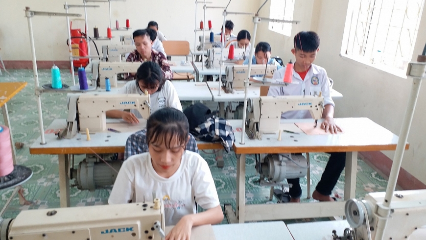 Hiệu quả từ việc học văn hoá, kết hợp với học nghề đối với học sinh sau tốt nghiệp Trung học cơ sở. Hiệu quả từ việc học văn hoá, kết hợp với học nghề đối với học sinh sau tốt nghiệp Trung học cơ sở.