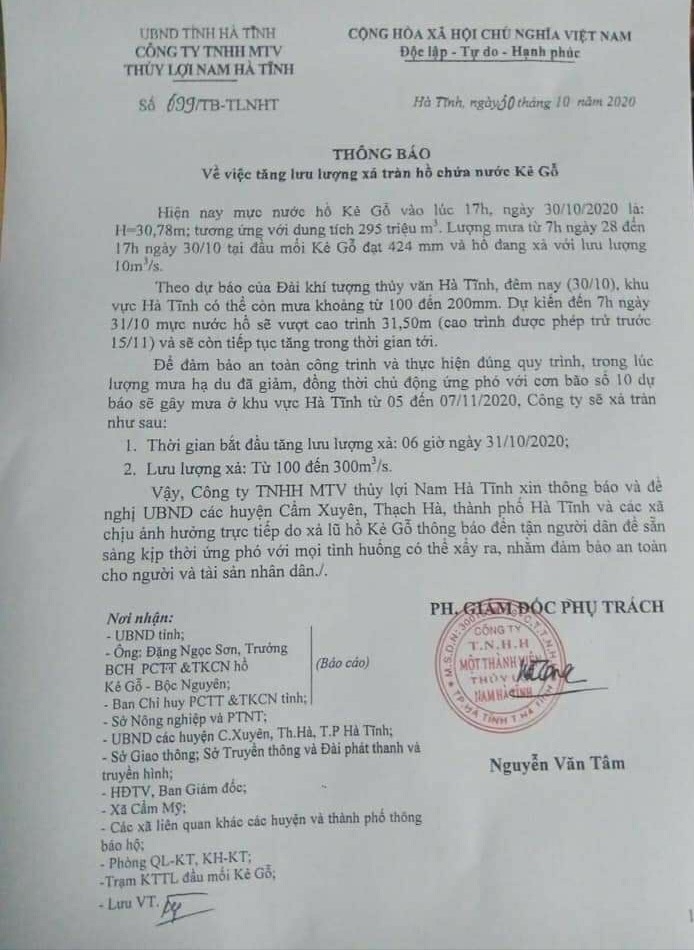 Hà Tĩnh: Mưa lớn kéo dài, hồ Kẻ Gỗ tăng lưu lượng nước xả tràn