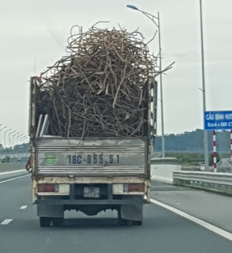 Điều gì sẽ xảy ra khi những sợi sắt phế thải này rơi xuống đường, khi mật độ giao thông cao trong thời điểm đang diễn ra SEA Games 31.