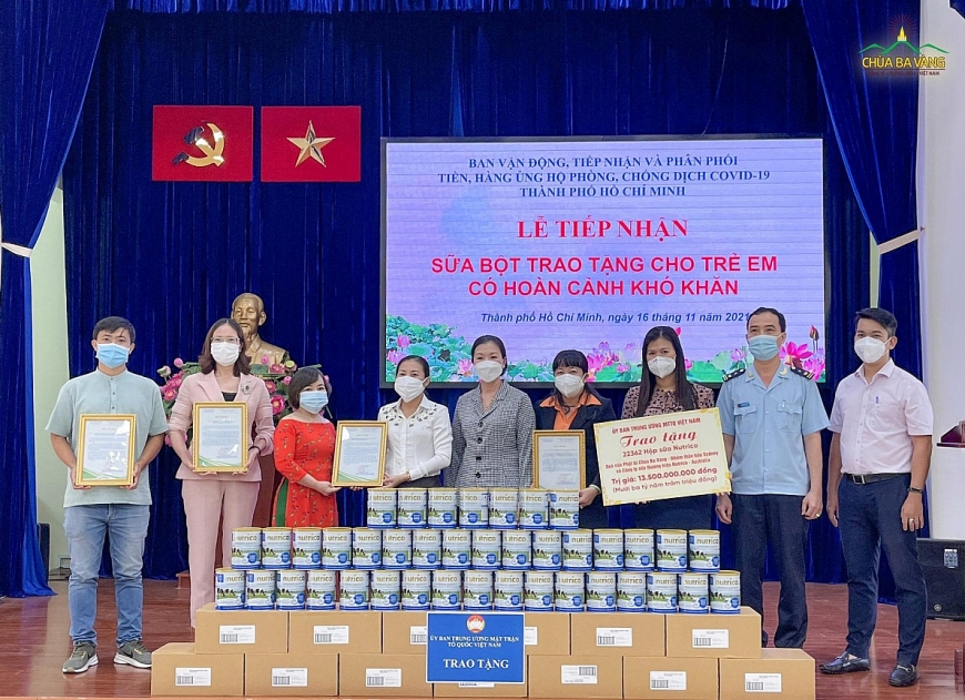 Phật tử chùa Ba Vàng trao tặng sữa bột cho trẻ em có hoàn cảnh khó khăn 